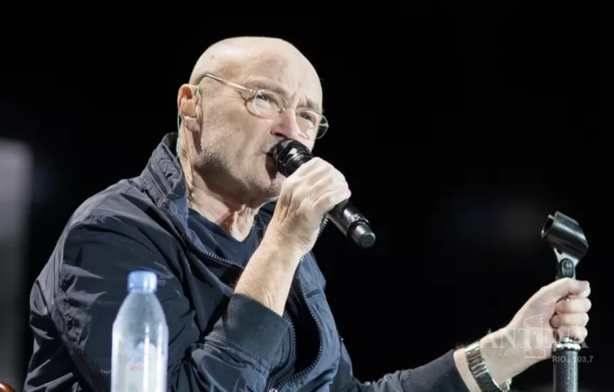 Phil Collins se despede e emociona fãs em último show com o Genesis